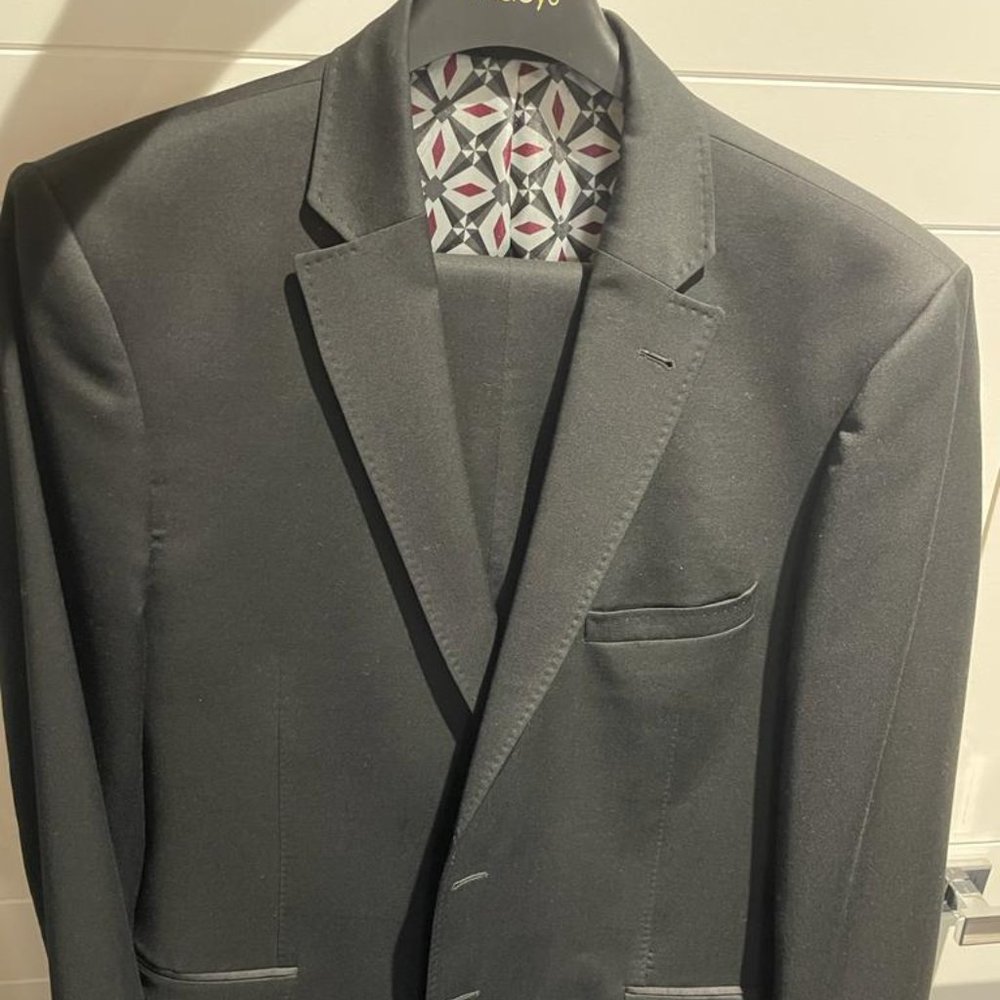Men’s Ted Baker London modern fit black suit Size 46L.
